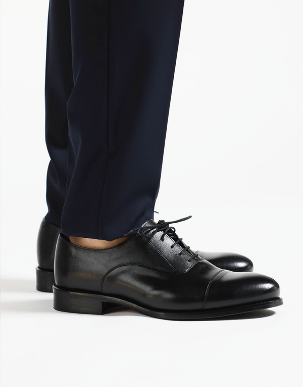 Zapato negro liso cordón.