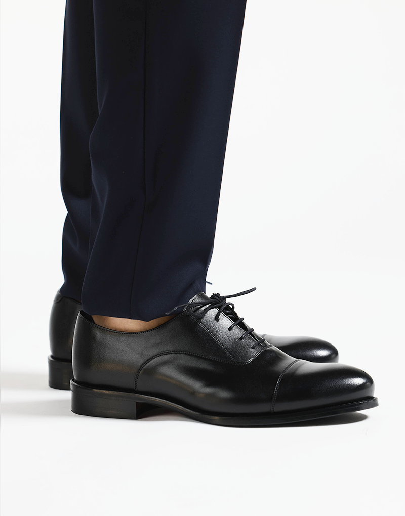 Zapato negro liso cordón.
