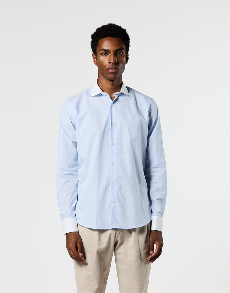 Camisa azul cuello redondo blanco