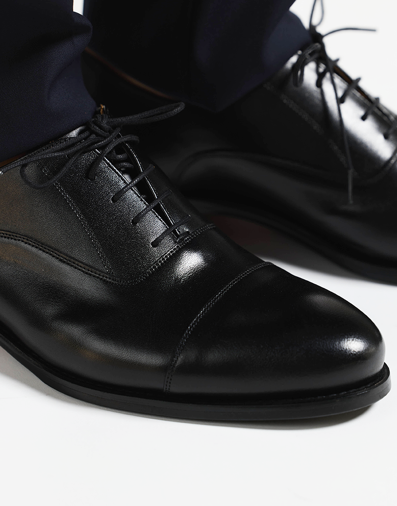 Zapato negro liso cordón.