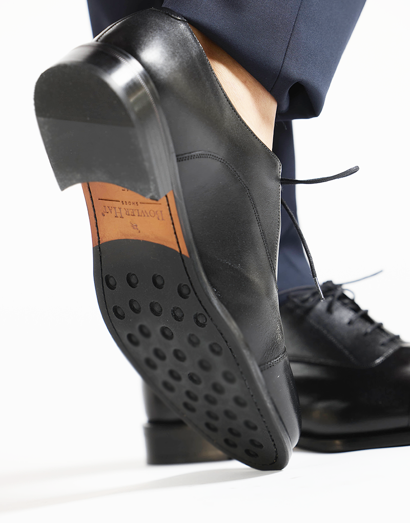 Zapato negro liso cordón.