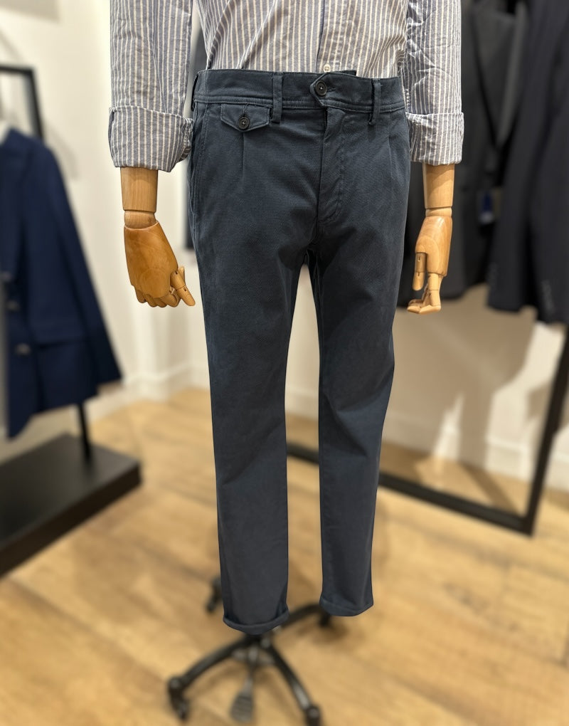 Pantalón sport estructura una pinza azul marino