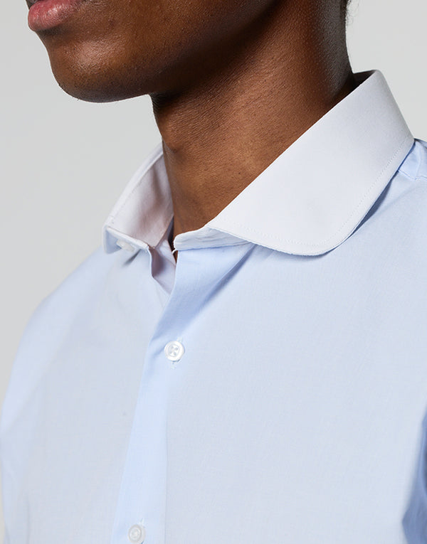 Camisa azul cuello redondo blanco