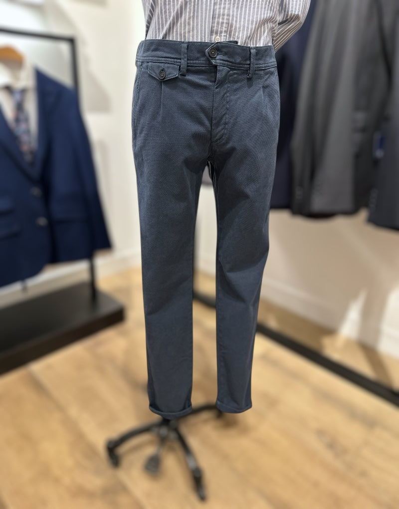 Pantalón sport estructura una pinza azul marino