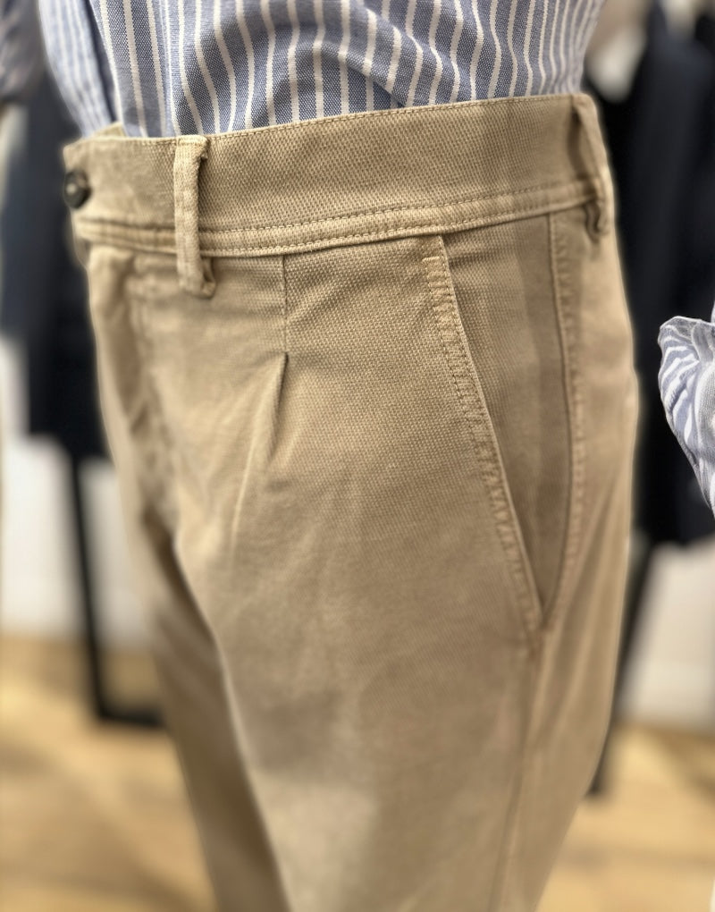 Pantalón sport estructura una pinza piedra