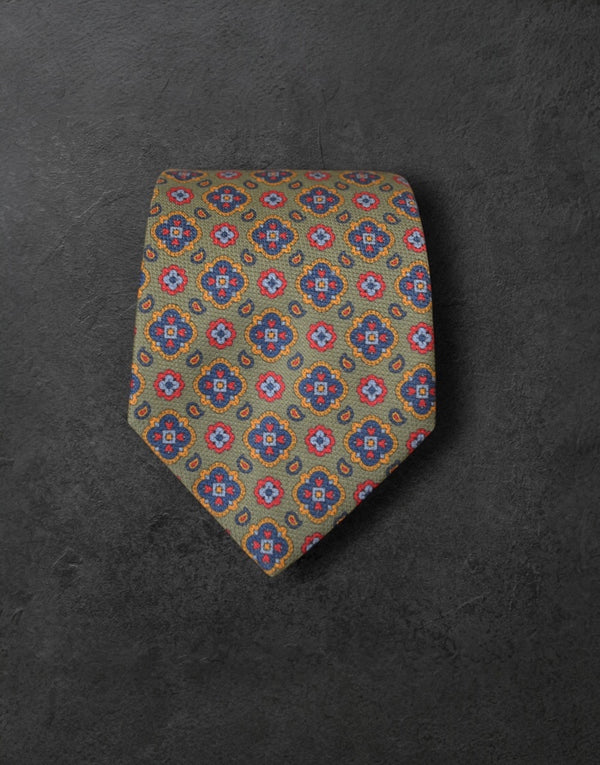 Corbata verde con estrellas burdeos y marinas