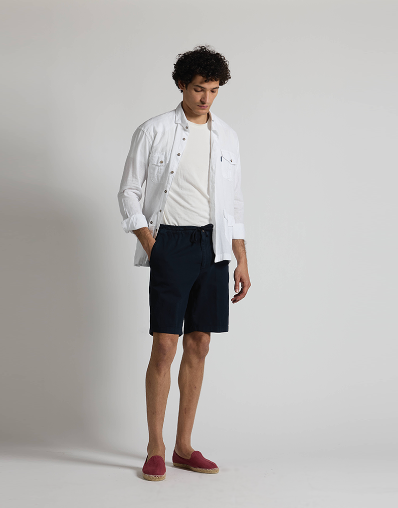 Bermudas cordón azul marino.