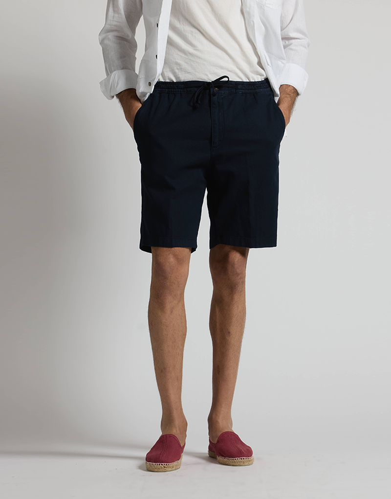 Bermudas cordón azul marino.