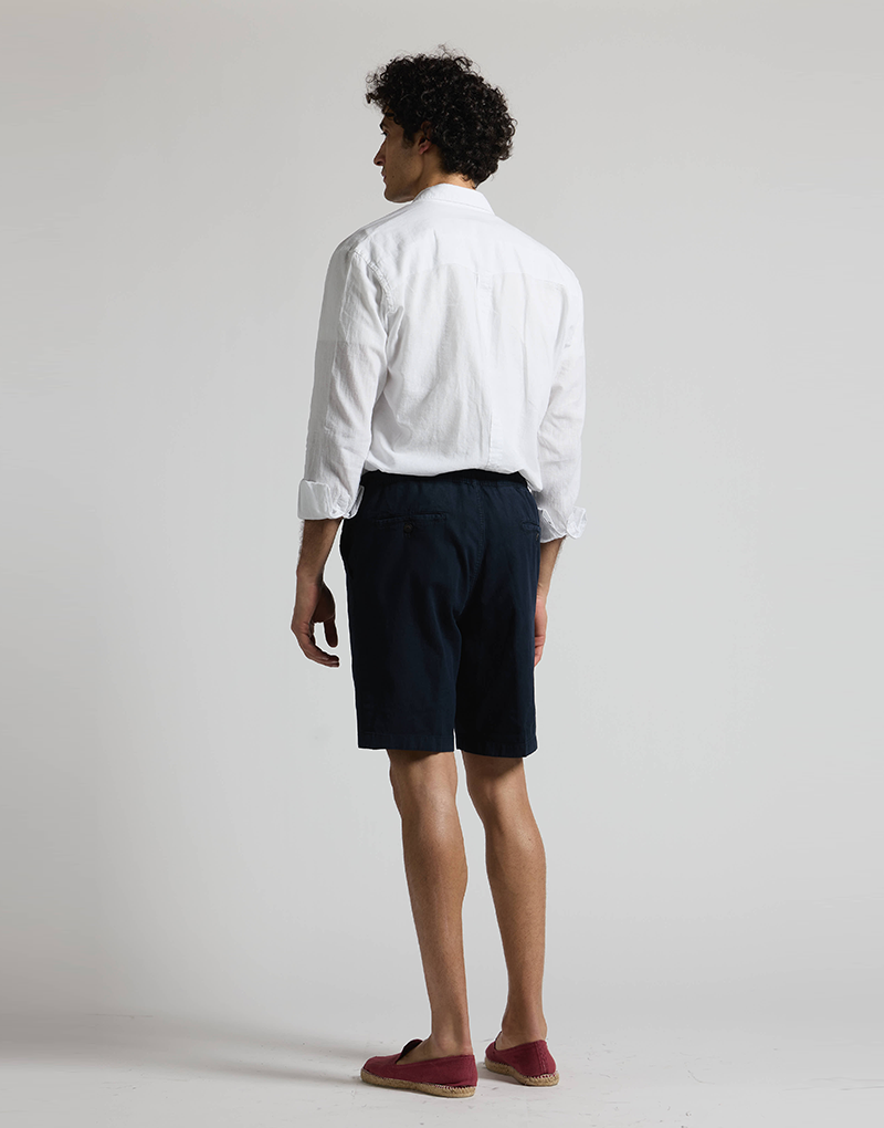 Bermudas cordón azul marino.