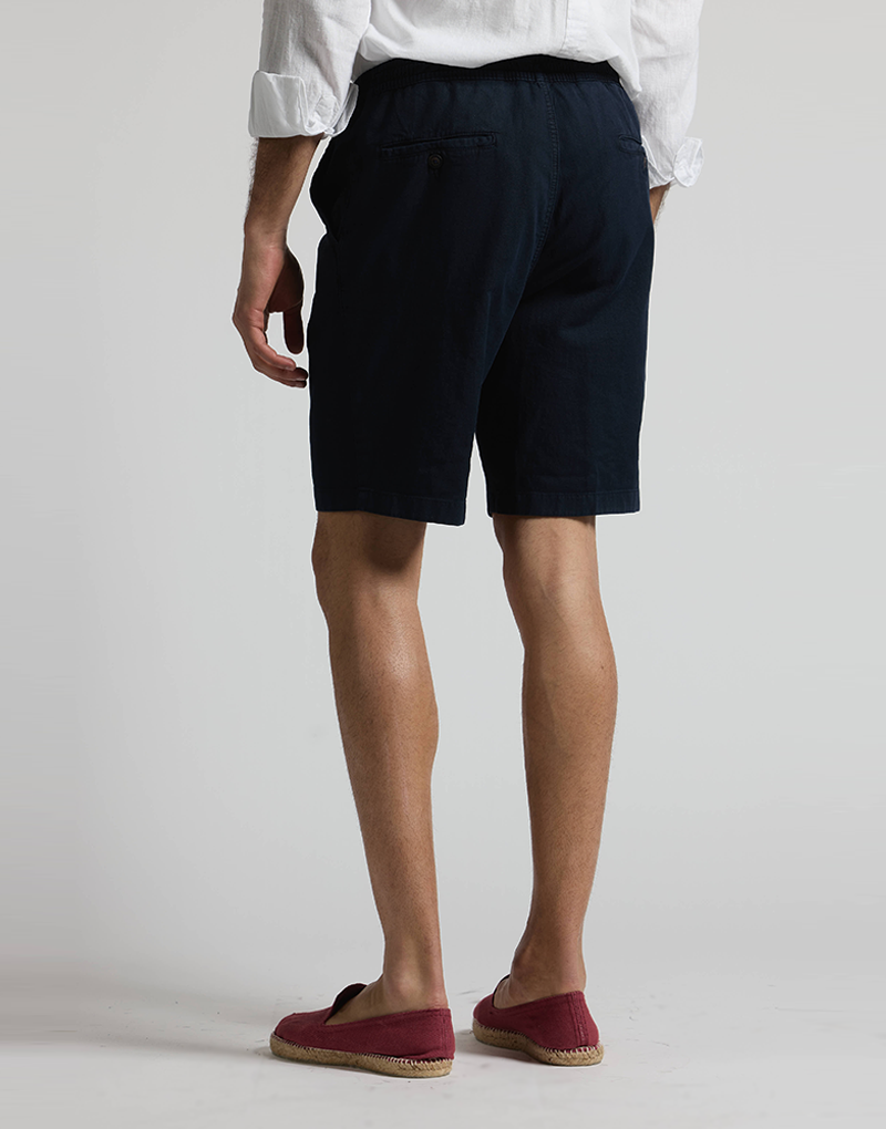 Bermudas cordón azul marino.
