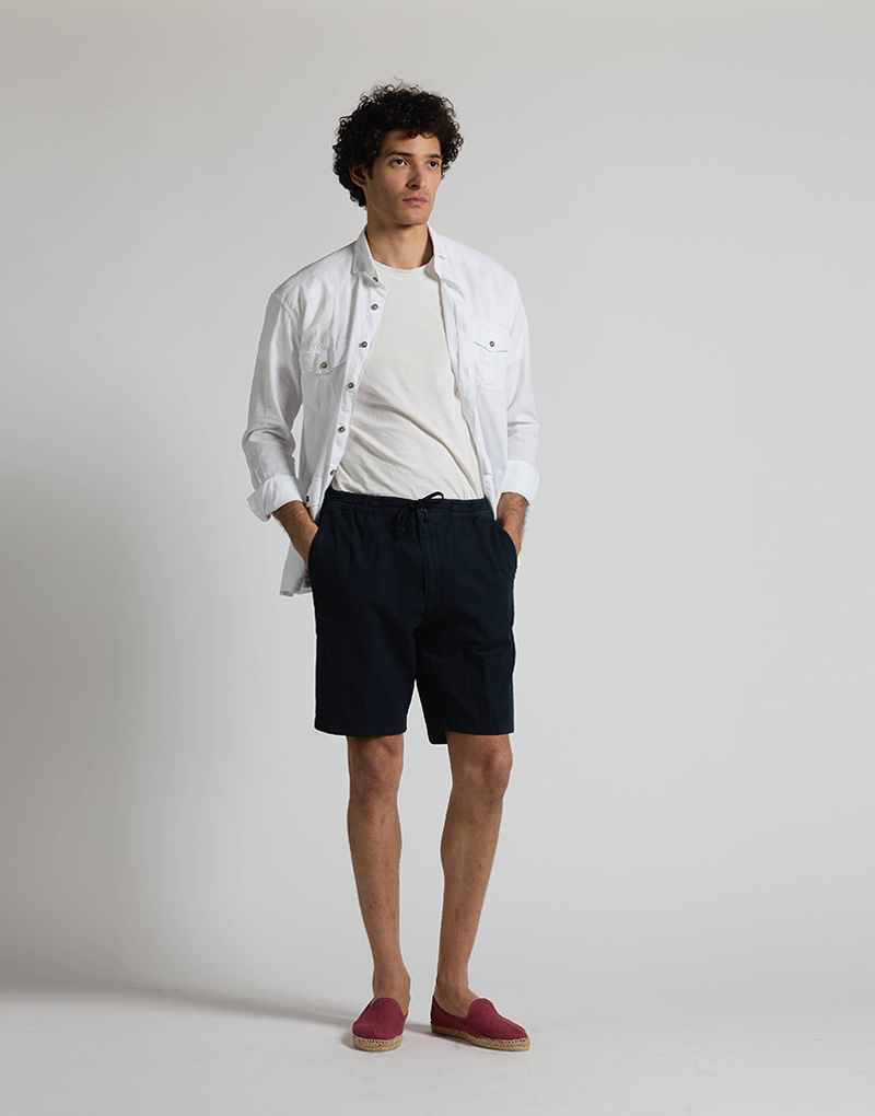 Bermudas cordón azul marino.