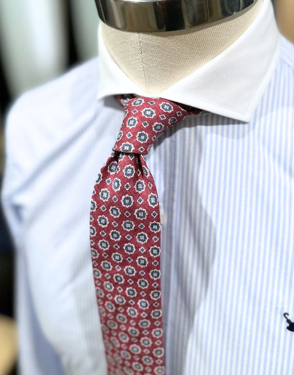 Corbata burdeos con rosetas pequeñas beige y marino