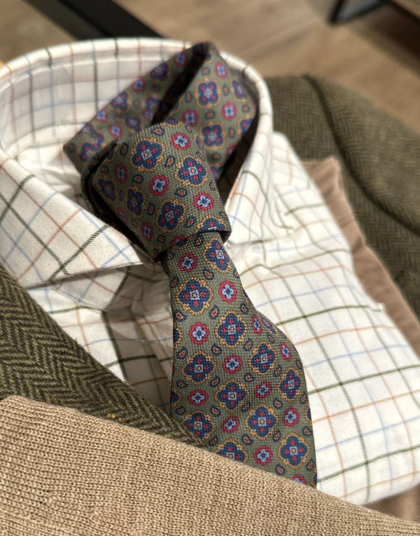 Corbata verde con estrellas burdeos y marinas