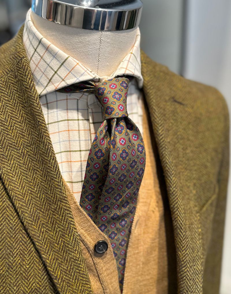 Corbata verde con estrellas burdeos y marinas