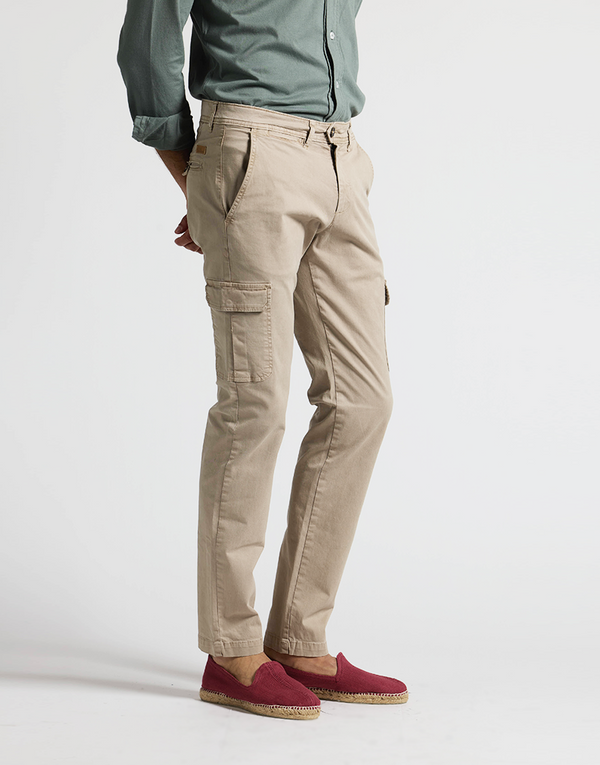 Pantalón cargo basic beige