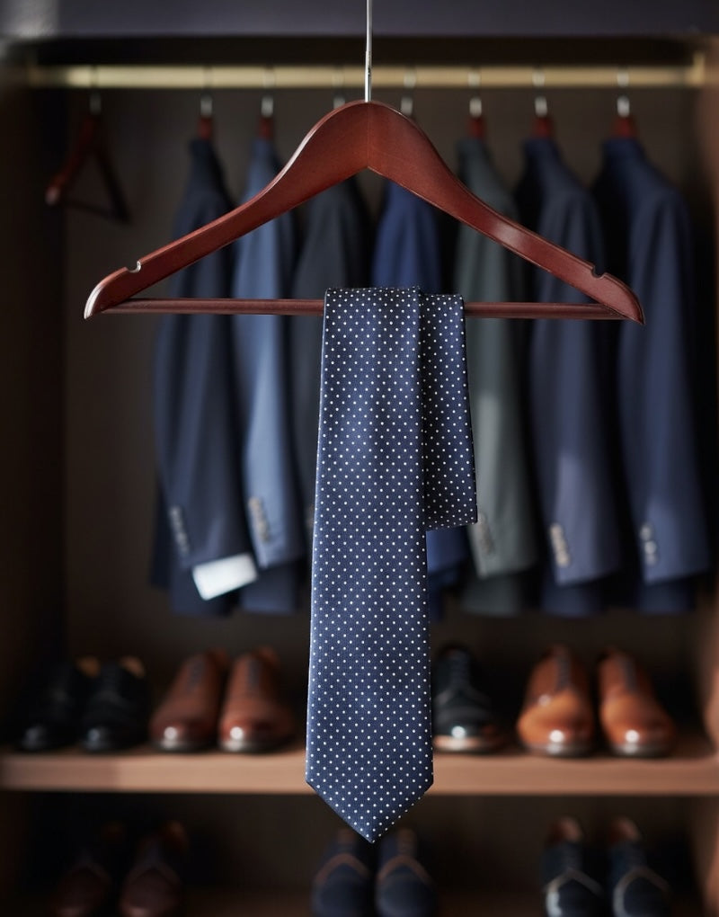 Corbata seda twill azul marino topito blanco