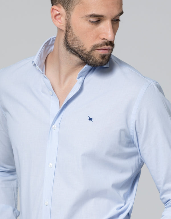 La camisa milrayas mix-17 está realizada en tejido de popelín mezcla algodón, con cuello cutaway y puño sencillo, camisa básica en tu armario, botones blancos y bordado Bowler Hat en el pecho.  Composición:  60 % Algodón  40% Poliéster  Fabricada en España