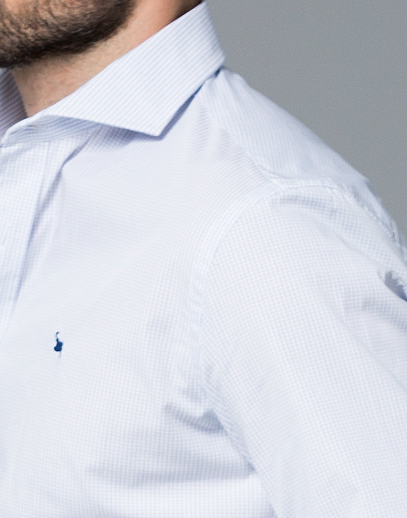 Camisa cuadros fondo blanco cuadros azules mini, confeccionada en un tejido de popelín, super agradable al tacto, va ganando suavidad y confortabilidad según la usas y la lavas varias veces, muy ponible con todo tipo de look, para los que quieren siempre elegante.  Composición:  100 % algodón  Fabricada en España