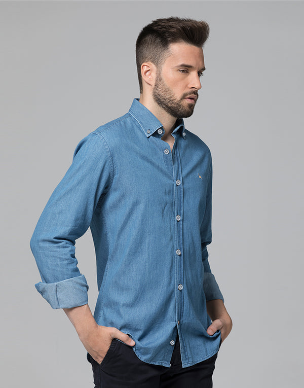 Camisa denim azul confeccionada en algodón 100 % de gran calidad. Patrón regular fit cuello botón y bordado Bowler Hat camel en el pecho.  El modelo mide 1,85 cm. y lleva una talla M