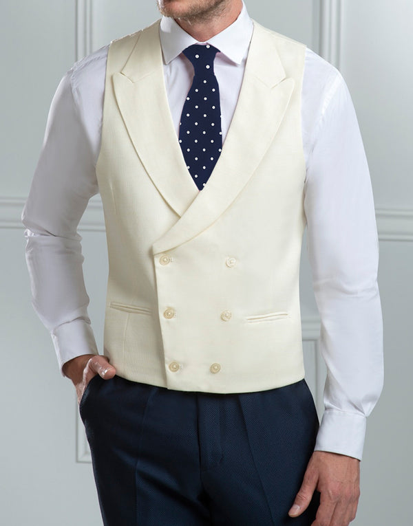 Chaleco en color blanco cruzado con solapa de pico, ideal para combinar con tu traje, americana o chaqué.